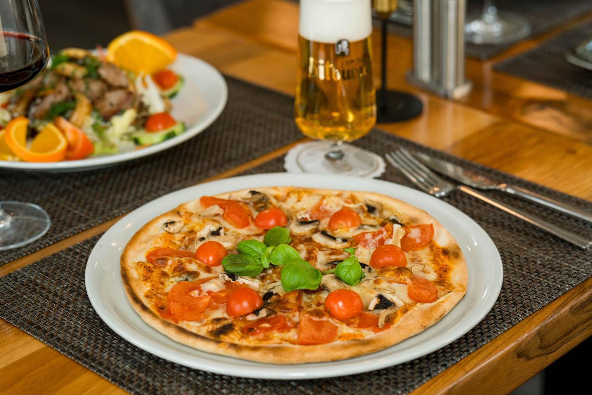 Roca Restaurant Und Hotel Bommersheim Exteriör bild