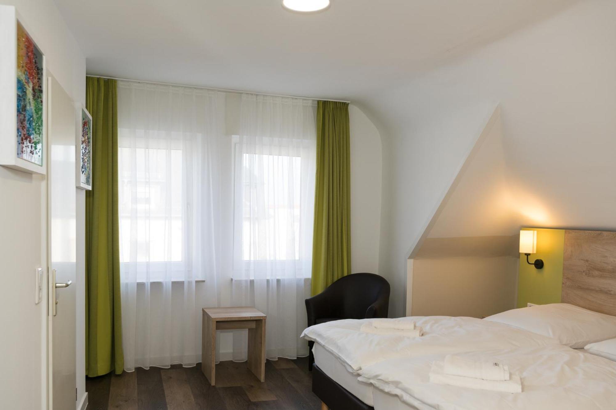 Roca Restaurant Und Hotel Bommersheim Exteriör bild