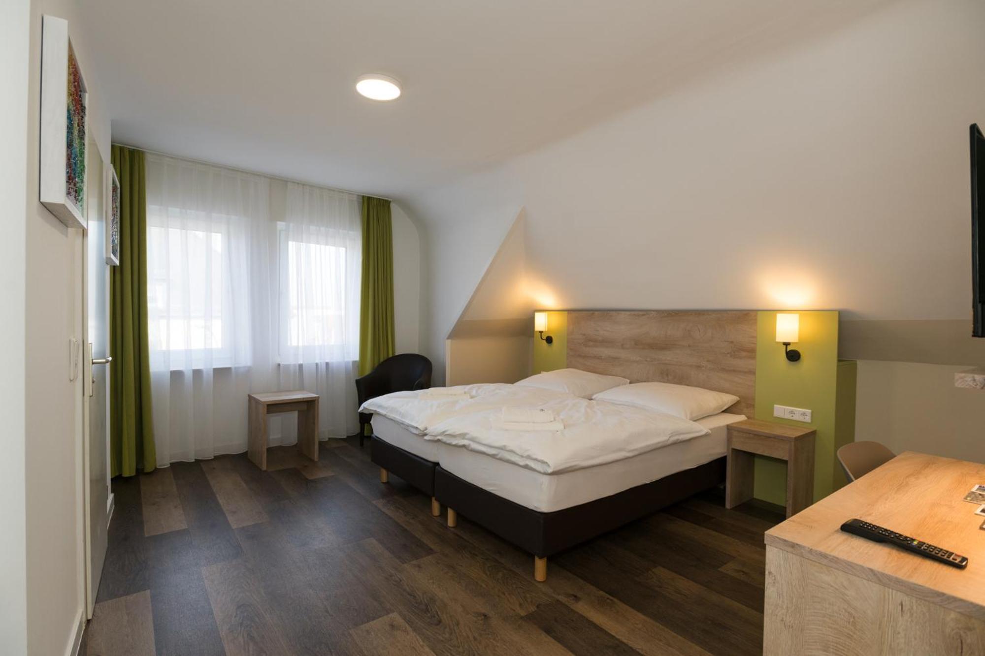 Roca Restaurant Und Hotel Bommersheim Exteriör bild