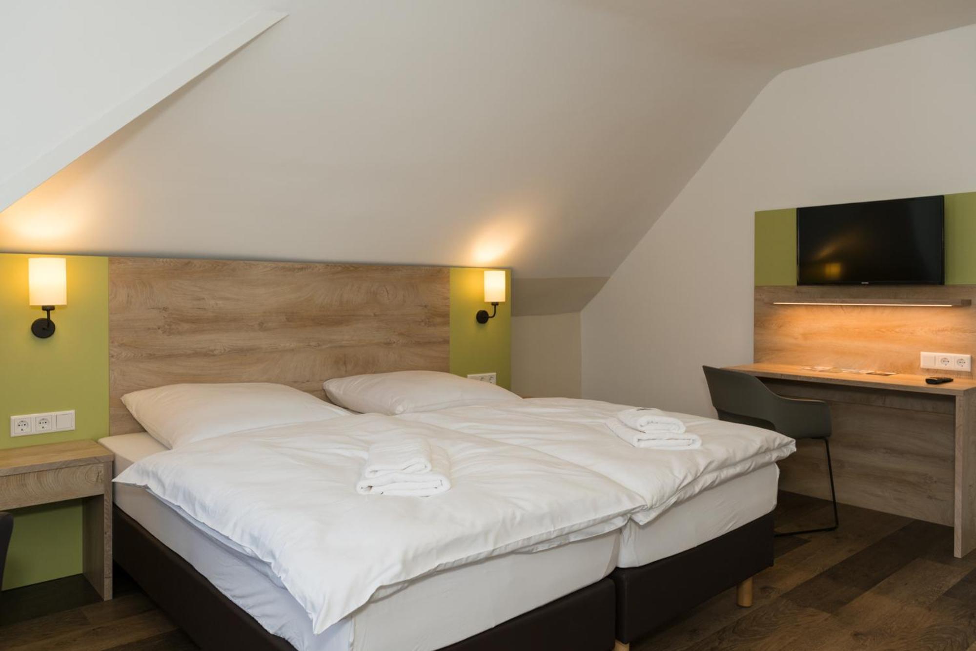 Roca Restaurant Und Hotel Bommersheim Exteriör bild